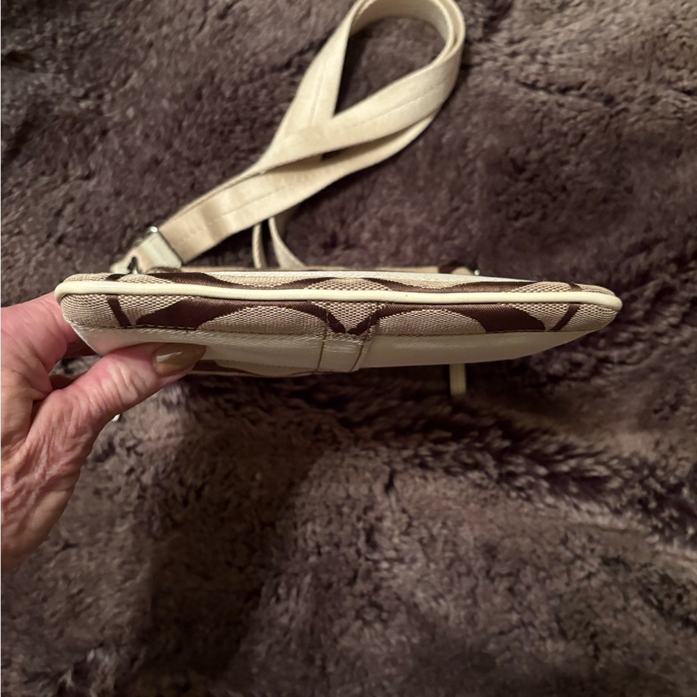 Coach Signature Brown and Cream Crossbody Bag. Absolutely adorable super clean - Picture 3 of 11